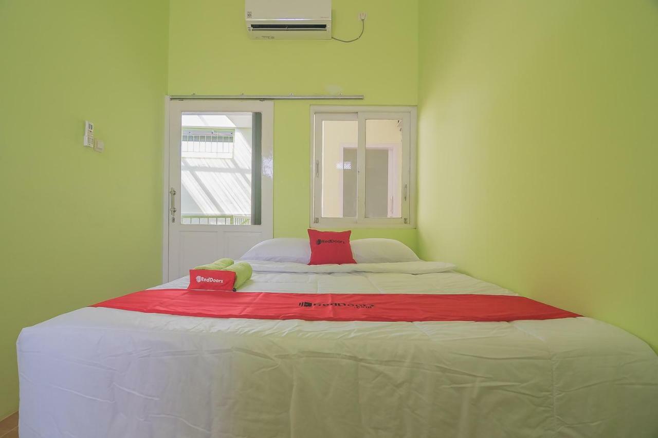 Reddoorz Syariah Near Museum Wisma Karya Subang Hotel Exterior photo